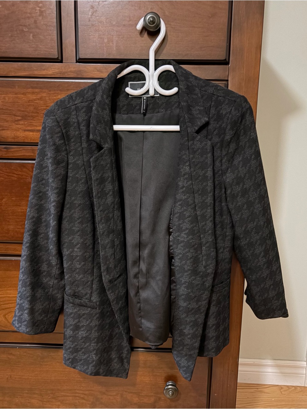 Le Chateau Women’s Black Houndstooth Open Blazer